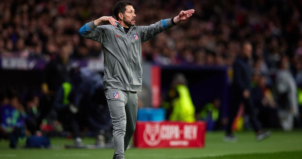 Diego Simeone wachtte tot de spelers voor het eerst bij de tunnel arriveerden
